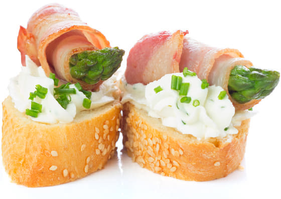 Brotscheiben mit Speck, Spargel und Weichkäse Brotscheiben mit Speck, Spargel und Weichkäse